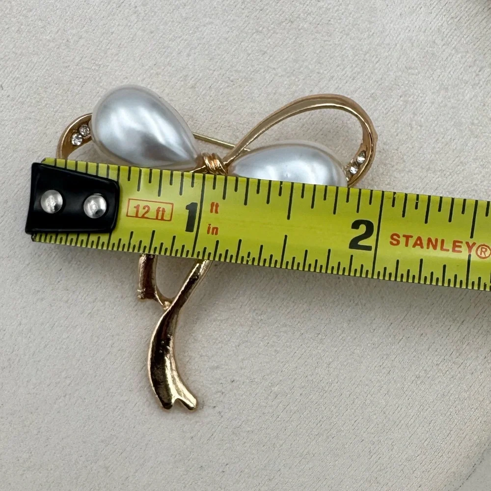 Ecarla Gold Tone Bow Brooch Faux Pearl Teardrop Rhinestone Ribbon Pin VNTG INSPO